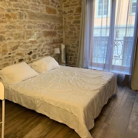 Studio With Exposed Stone Vieux Lyon Лион Экстерьер фото